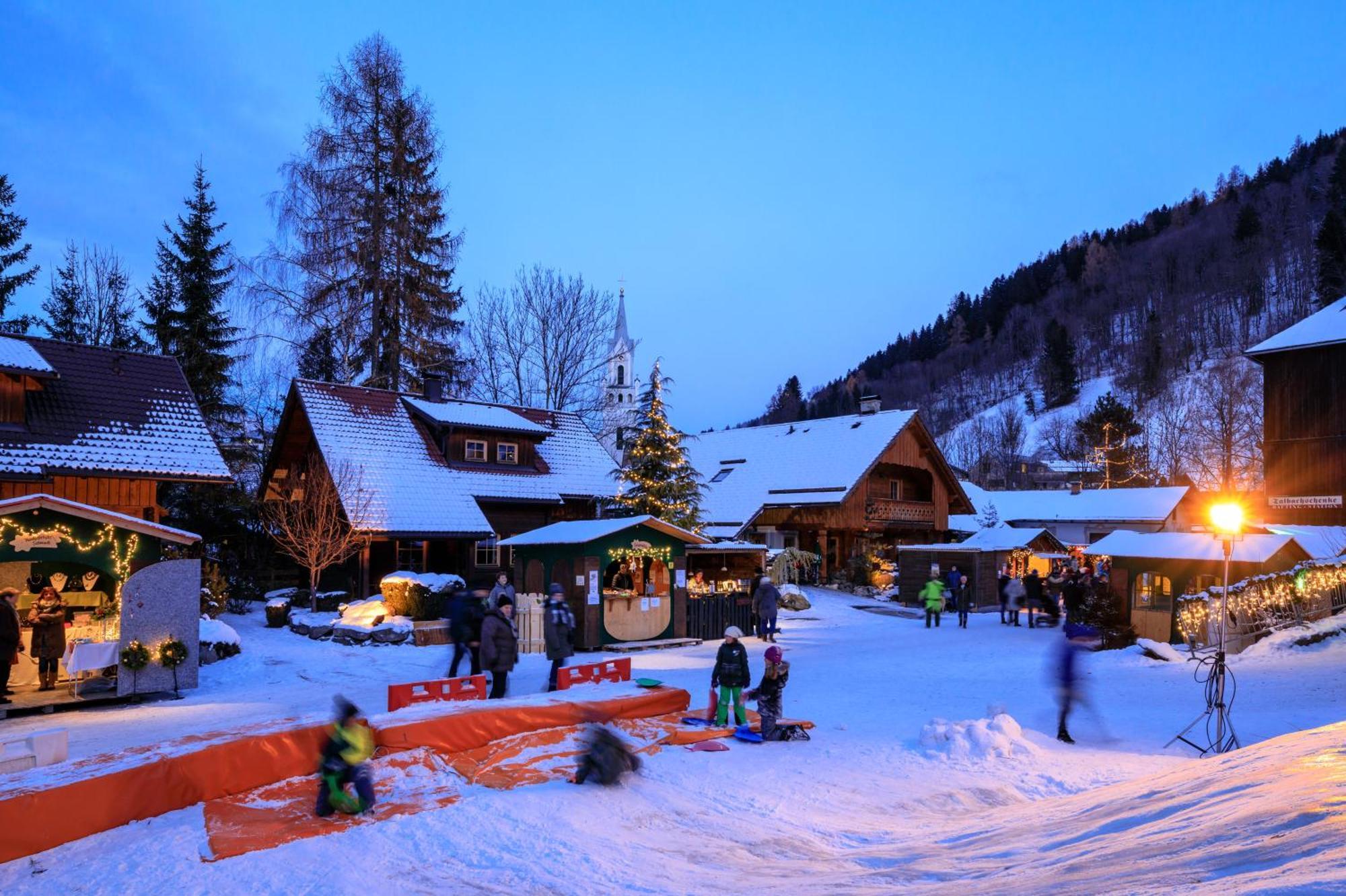 Das Dorf In Der Stadt Шладминг Экстерьер фото